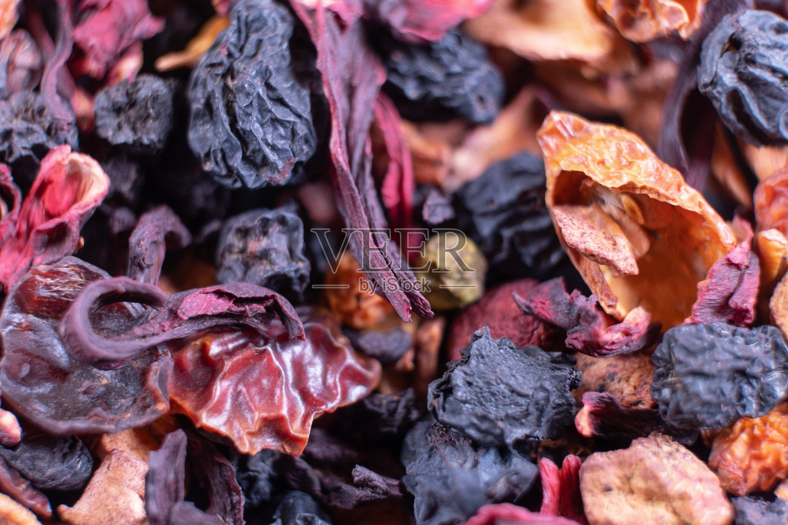 野生浆果茶。混合健康草药有机干奶茶。宏。照片摄影图片