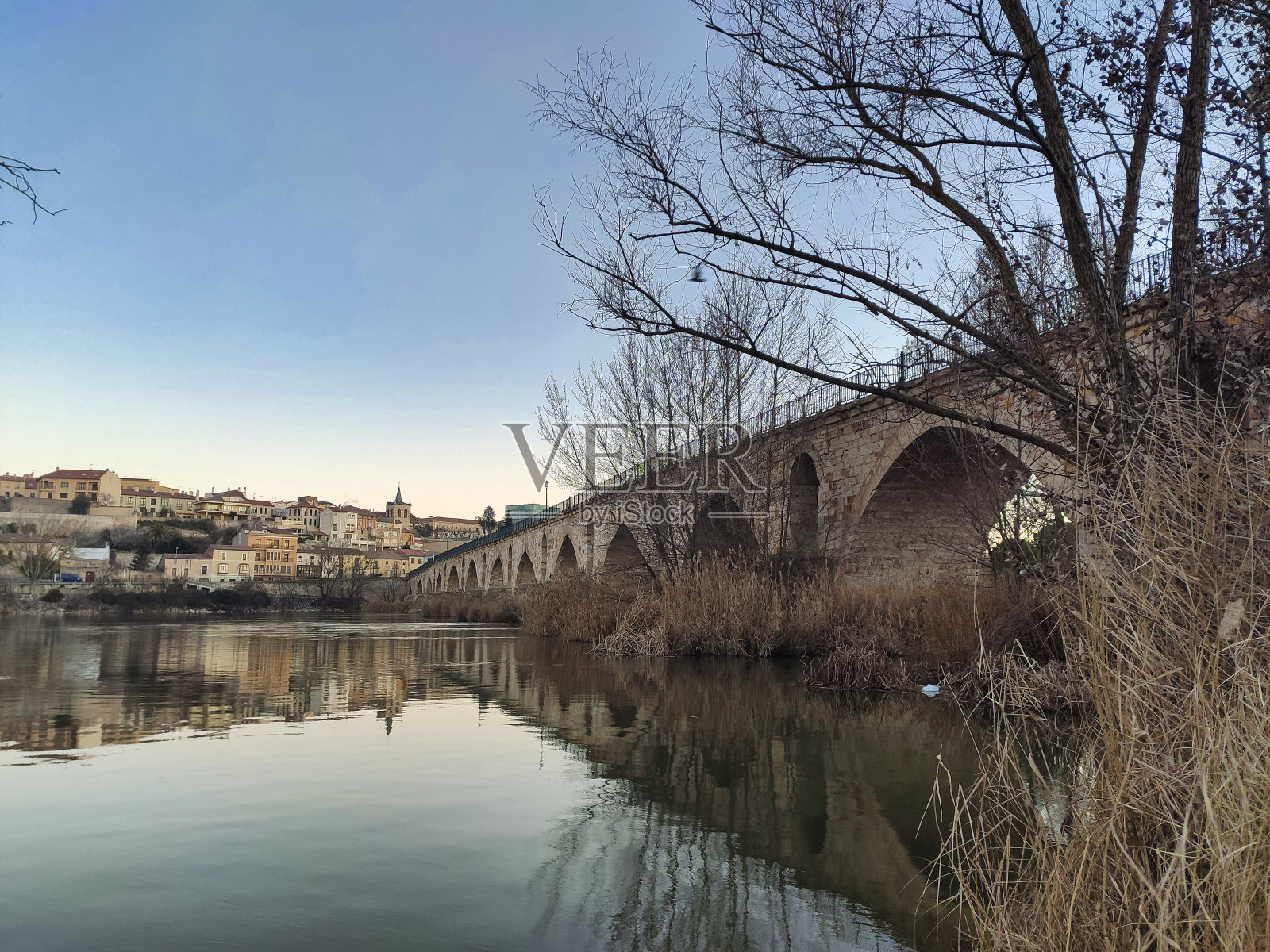 西班牙卡斯蒂利亚莱昂，萨莫拉市，皮德拉桥照片摄影图片