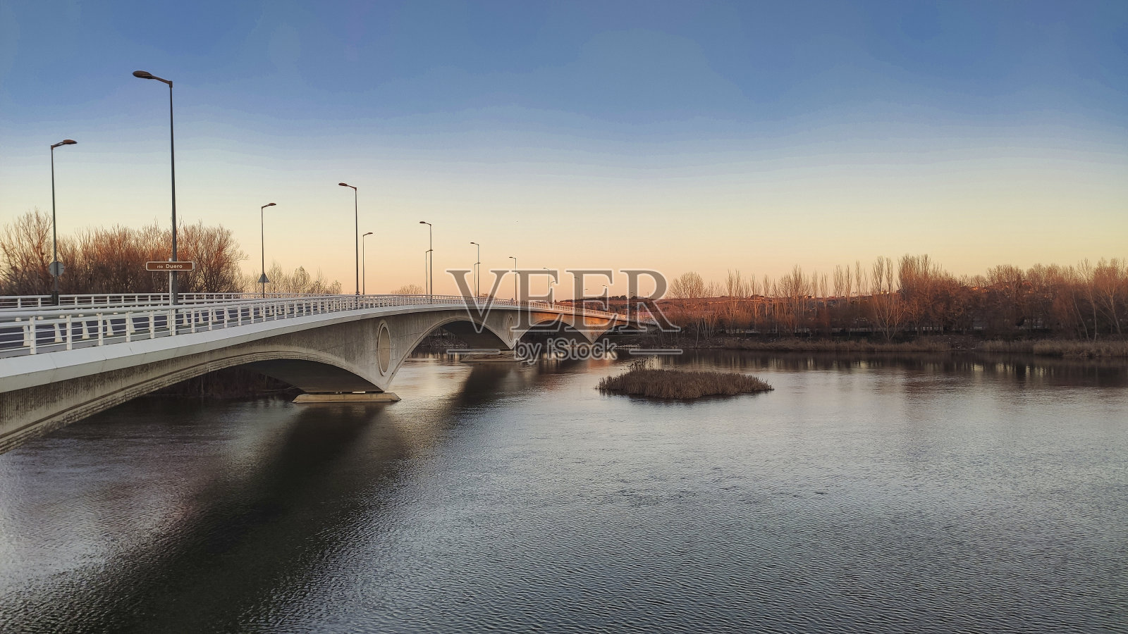 诗人桥，萨莫拉市，卡斯蒂尔里昂，西班牙照片摄影图片