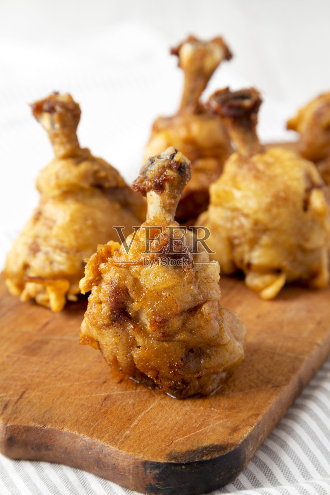 自制辣鸡棒棒糖在质朴的木板上布，侧视图。特写镜头。照片摄影图片