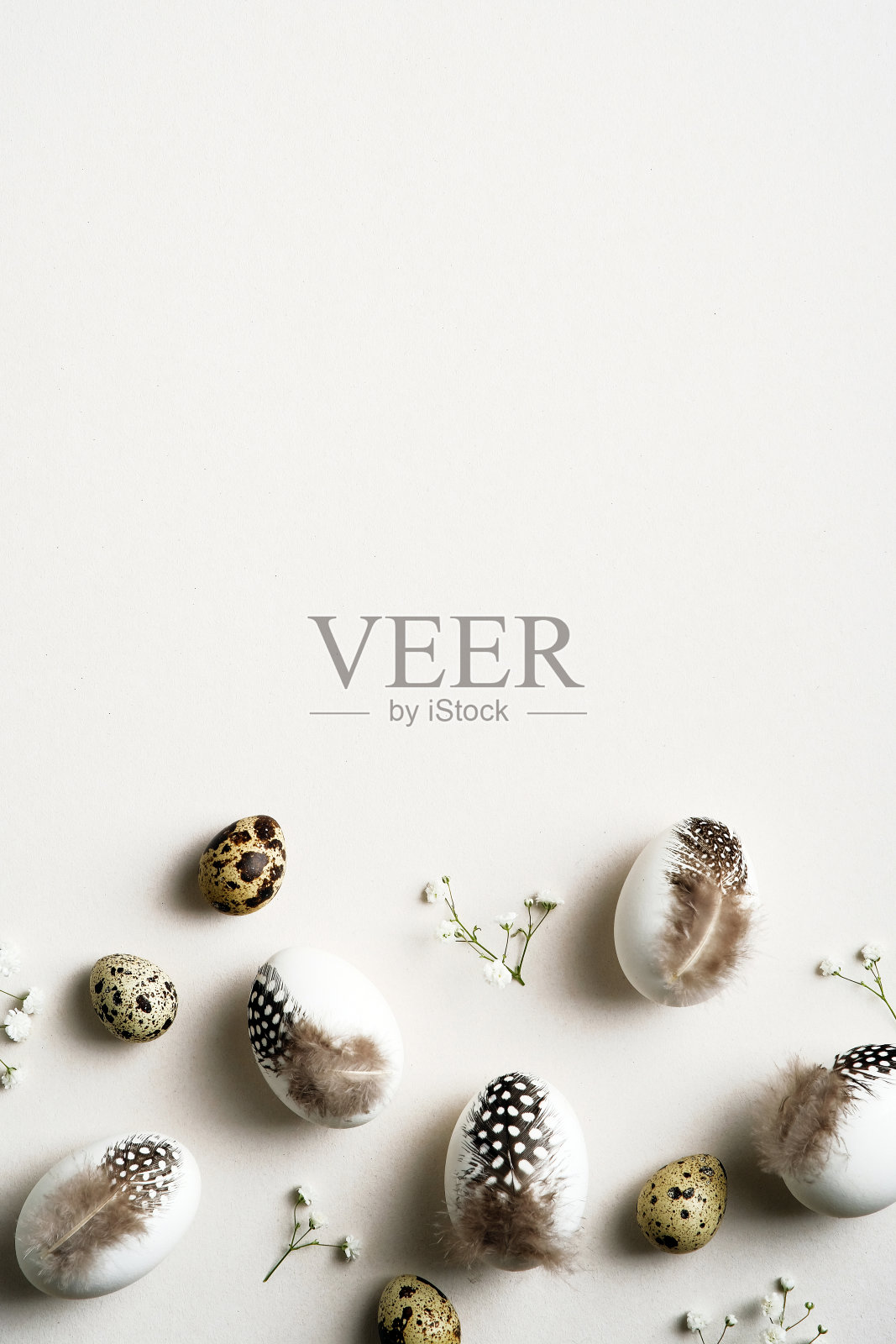 快乐的复活节垂直平躺组成复活节彩蛋装饰羽毛和凤仙花。前视图。快乐的复活节卡片设计。照片摄影图片