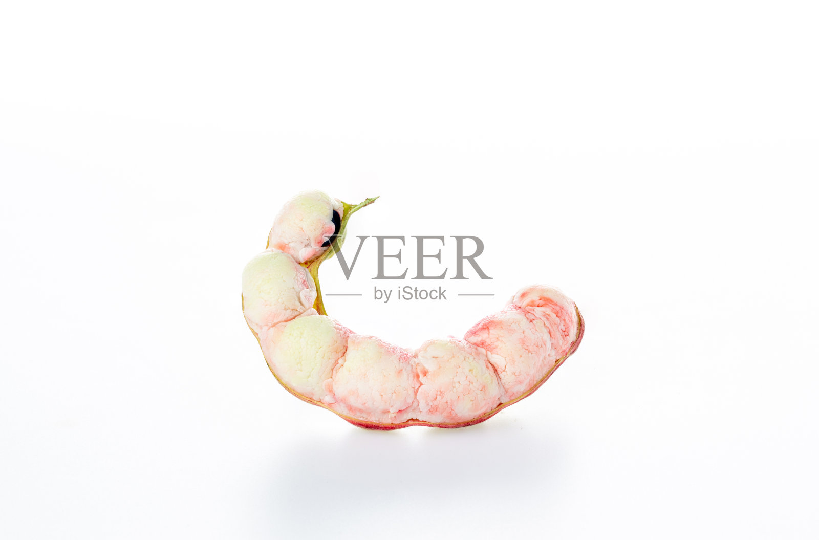 马尼拉罗望子果。白底色的马尼拉罗望子。新鲜的马尼拉罗望子，即食。照片摄影图片