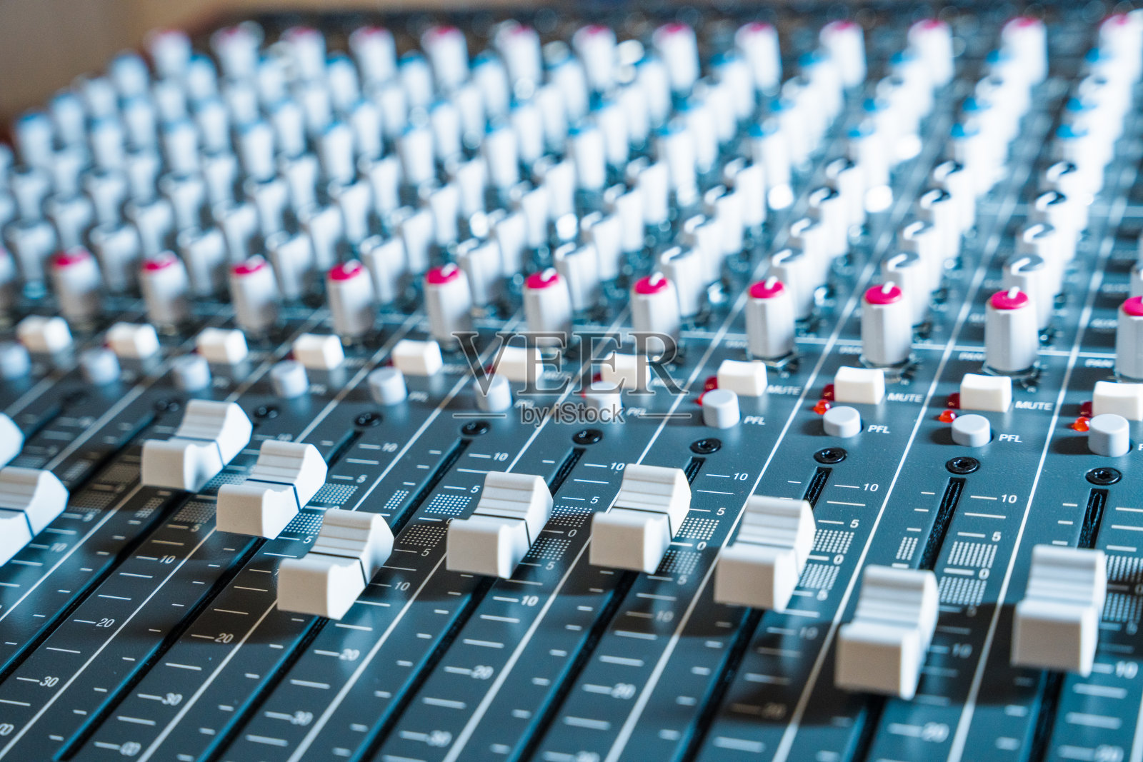专业混音板或控制台的PA系统，声音强化或DJ娱乐照片摄影图片