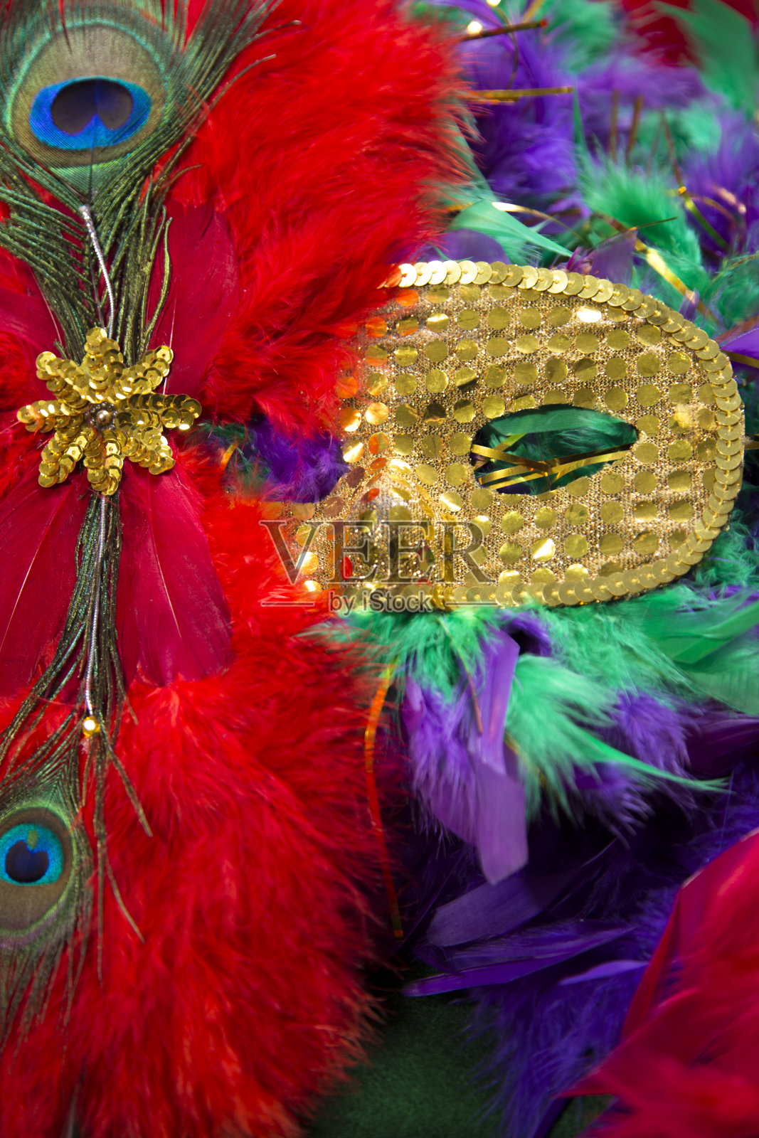 LV狂欢节的亮片面具，用羽毛装饰在床上的羽毛狂欢节的羽毛宝阿斯。照片摄影图片