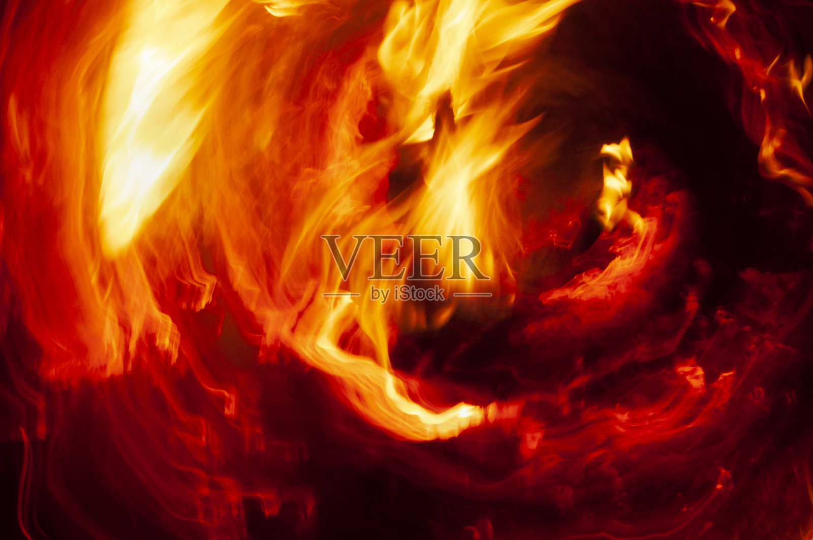 篝火中的火焰，具有抽象的形状和运动中的火焰。红色，黄色和黑色。照片摄影图片