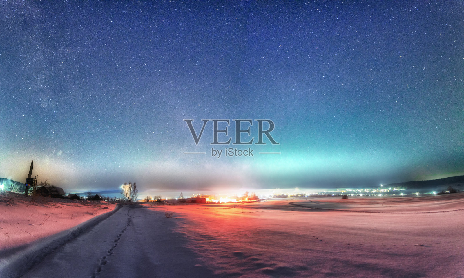 俄罗斯佩尔姆斯基克雷的一月夜晚，满天星夜的城市景观照片摄影图片