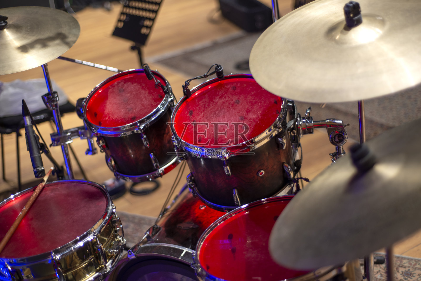 摇滚乐背景与鼓组。照片摄影图片