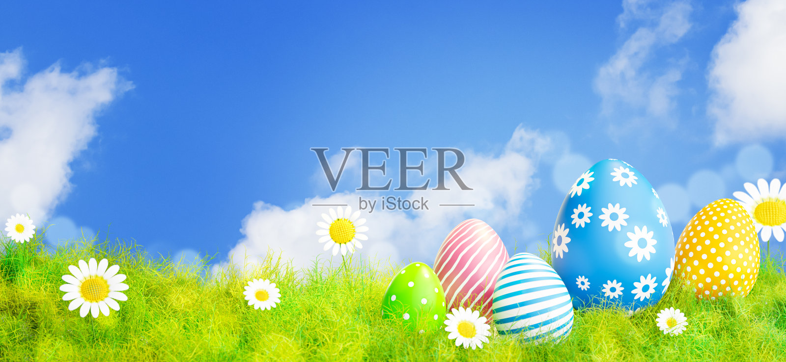 复活节彩蛋在草地与天空的背景。照片摄影图片