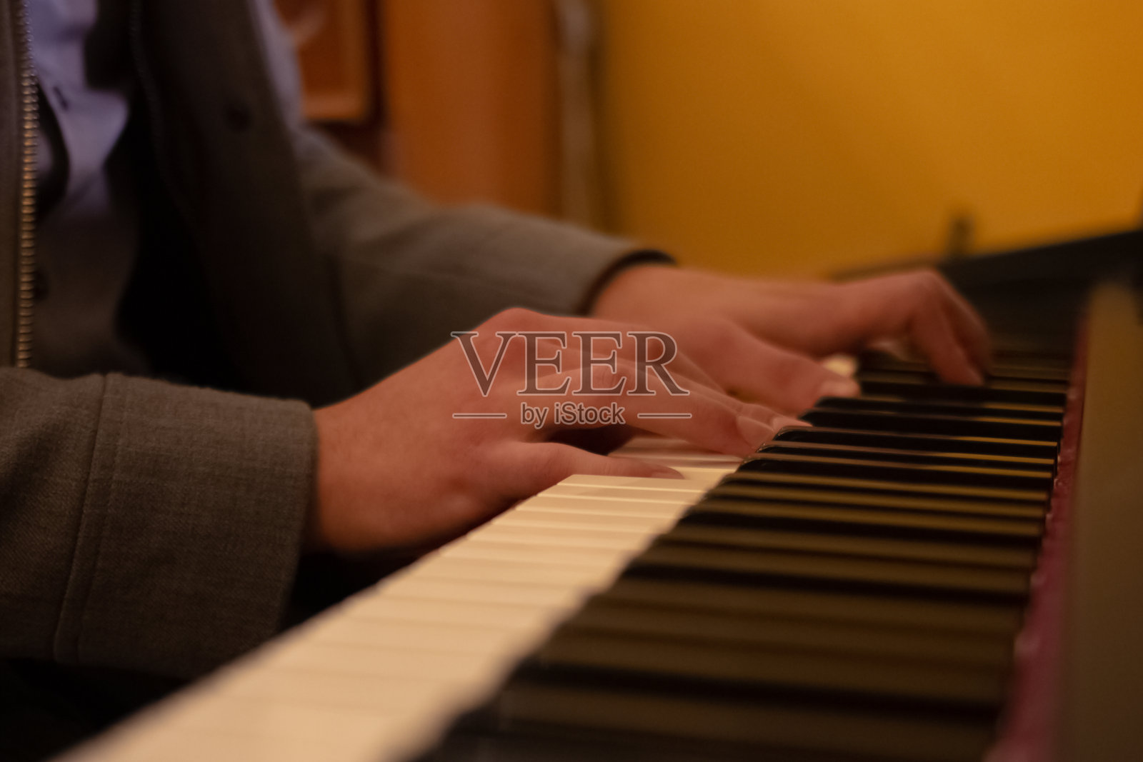 穿西装的男人在弹钢琴照片摄影图片