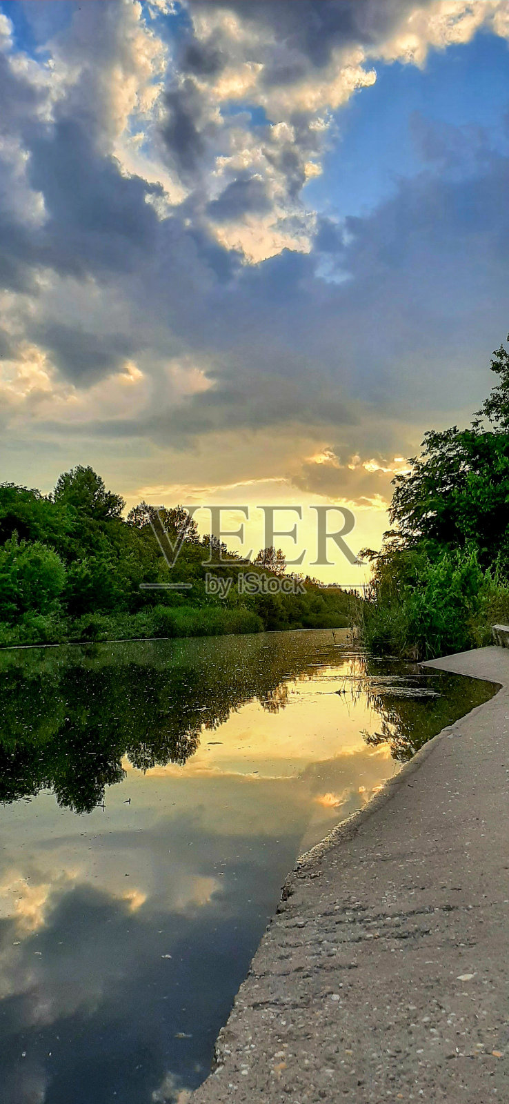 河在日落时分照片摄影图片