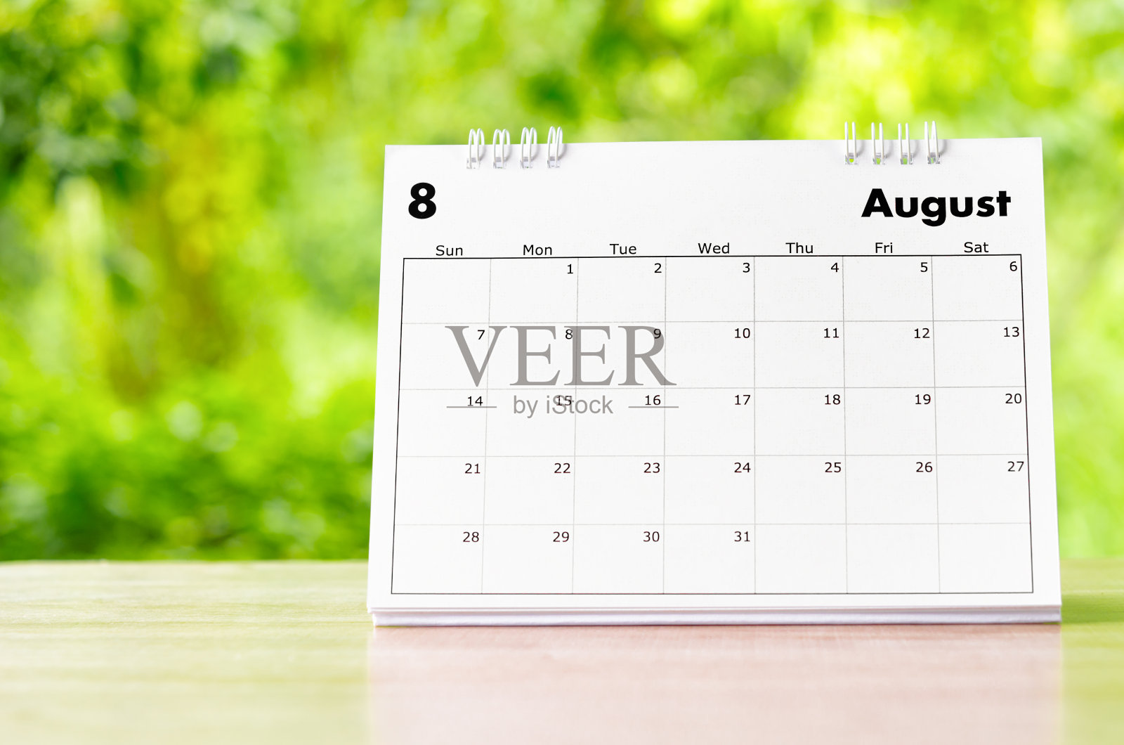 2022年8月挂历，供组织者在自然背景的木桌上进行规划和提醒。照片摄影图片