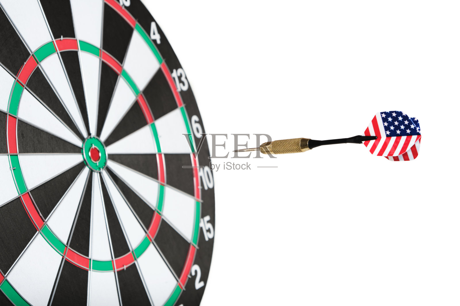 飞镖直冲目标。照片摄影图片