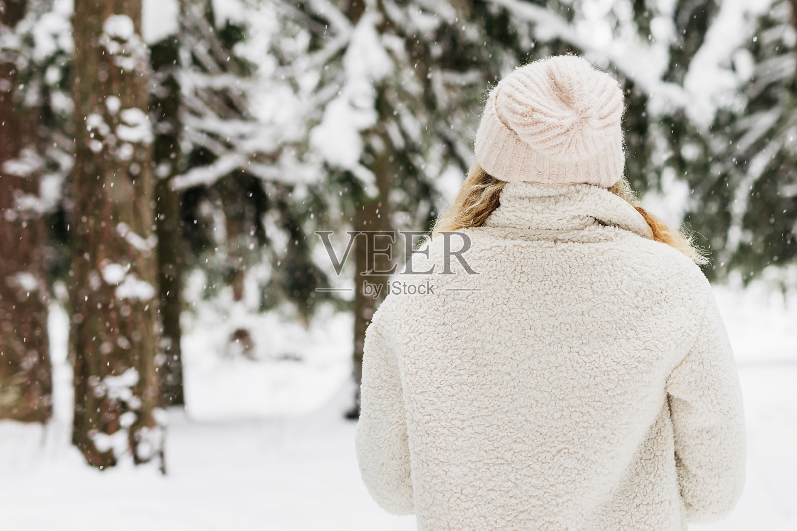 冬天森林里的一个女孩照片摄影图片