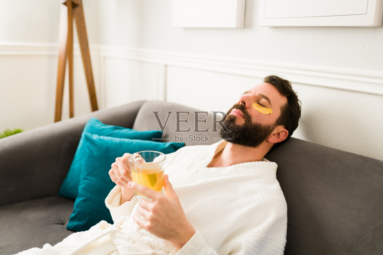 拉丁男子在水疗日放松照片摄影图片