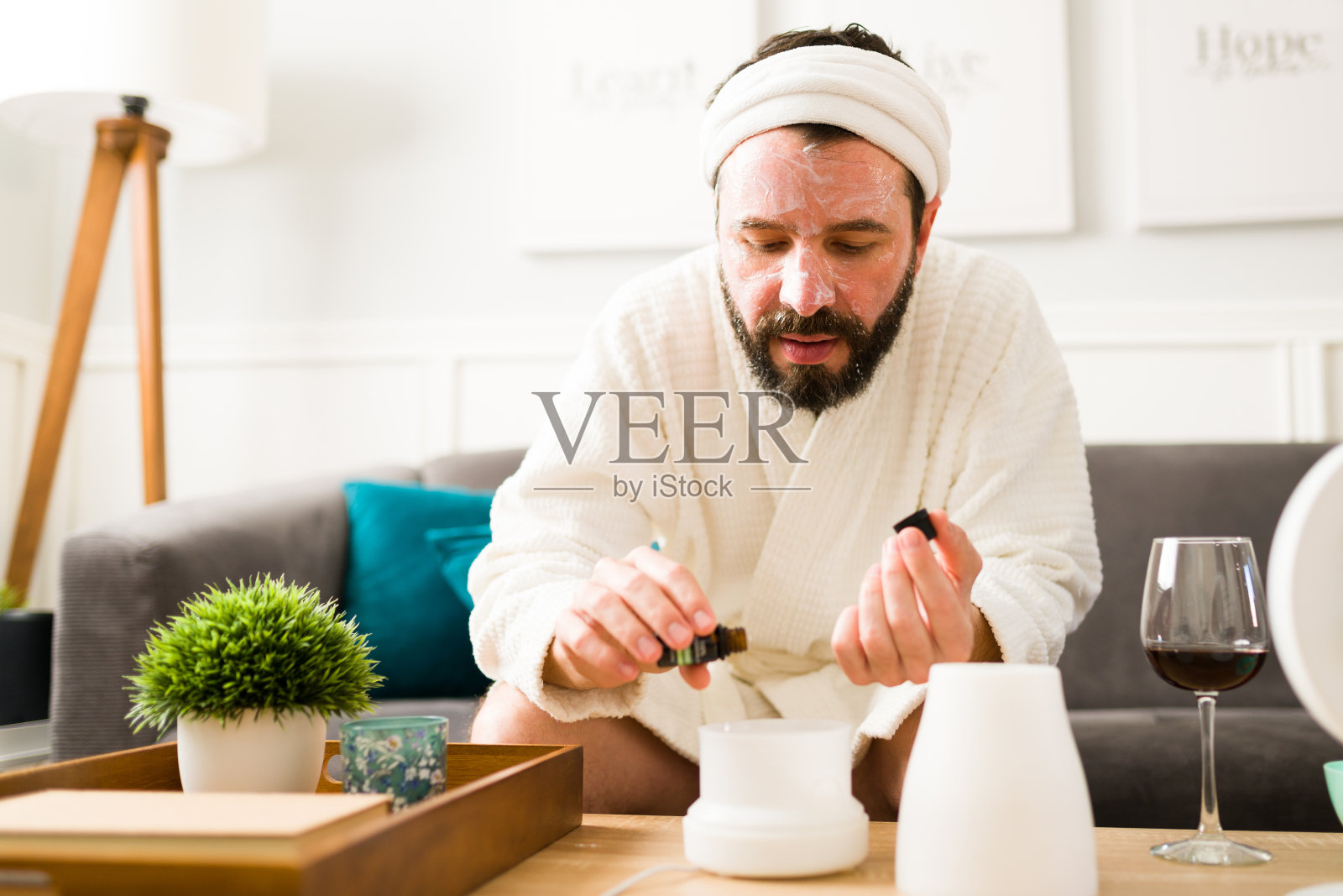 年轻人用薰衣草精油放松照片摄影图片