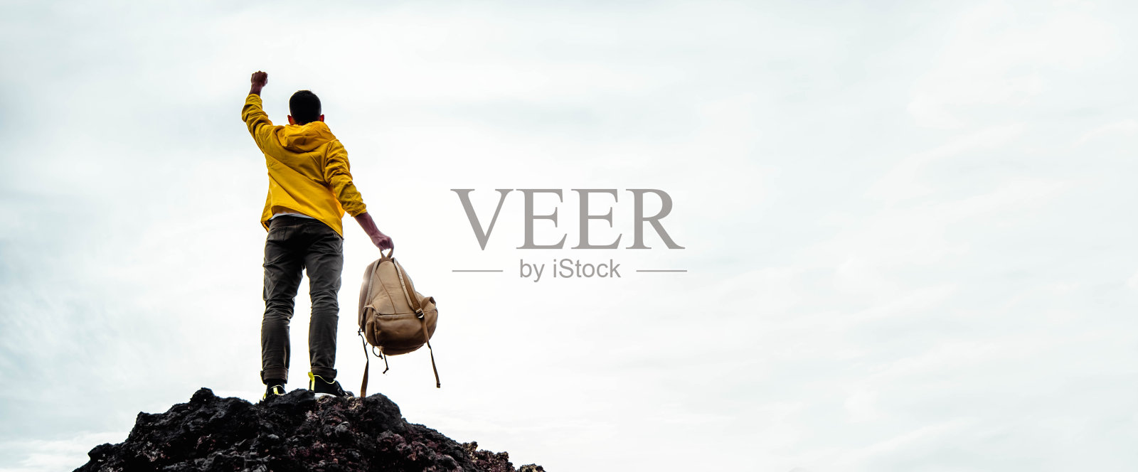 快乐的人张开双臂站在山顶-背包旅行者庆祝成功在外面-人，成功和运动的概念照片摄影图片