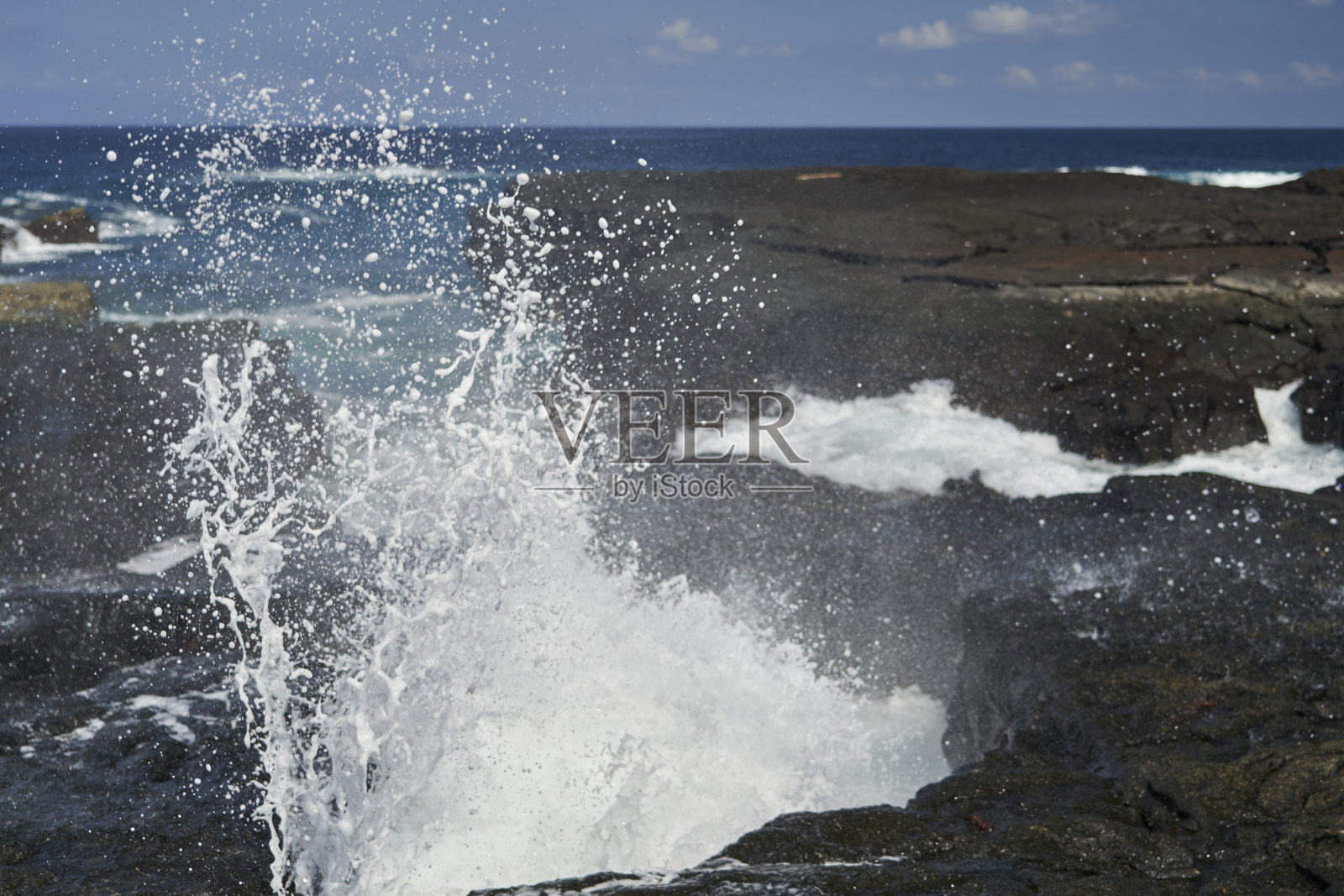 海浪拍打着加拉帕戈斯群岛海岸线上的熔岩，造成了厄瓜多尔，南美洲的浪花照片摄影图片