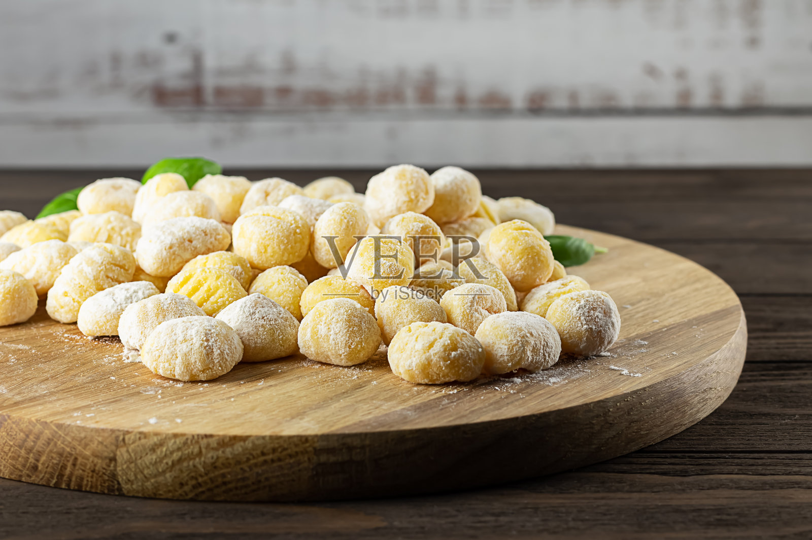 用土豆、面粉和鸡蛋自制的意大利汤圆。浅景深。照片摄影图片