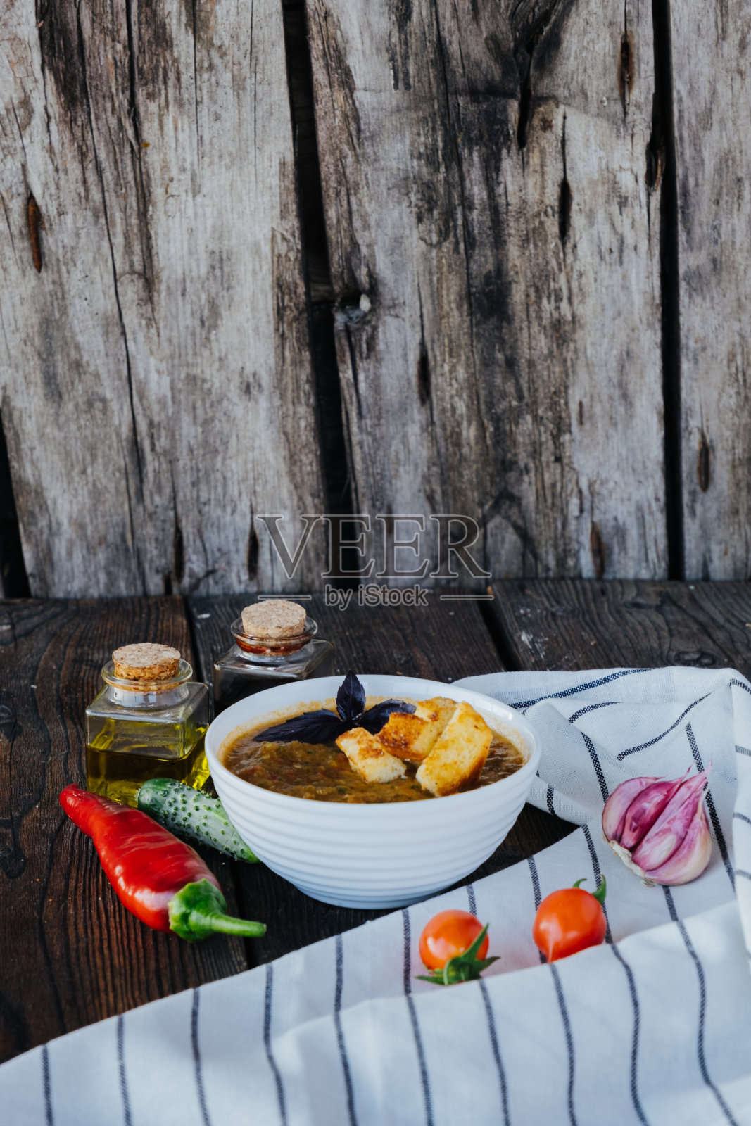 冷番茄西班牙凉菜汤在木制背景与罗勒照片摄影图片