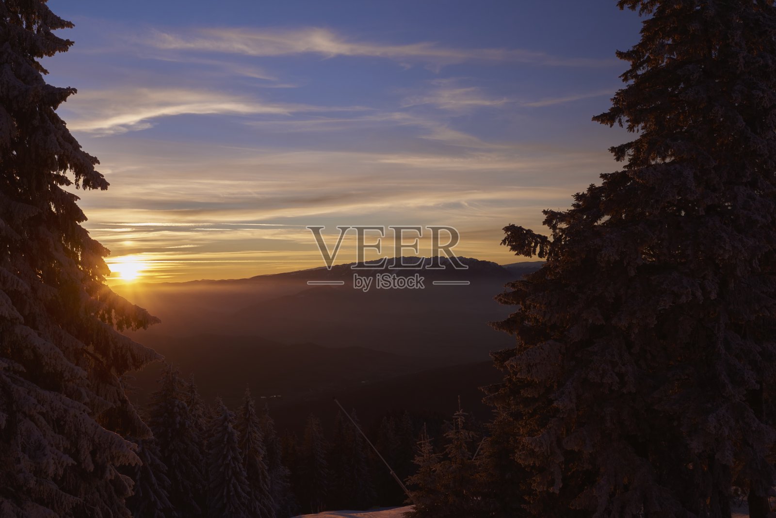 高山冬季的风景，在Piatra Craiului和Postavaru山的山脚下有雾蒙蒙的山谷照片摄影图片