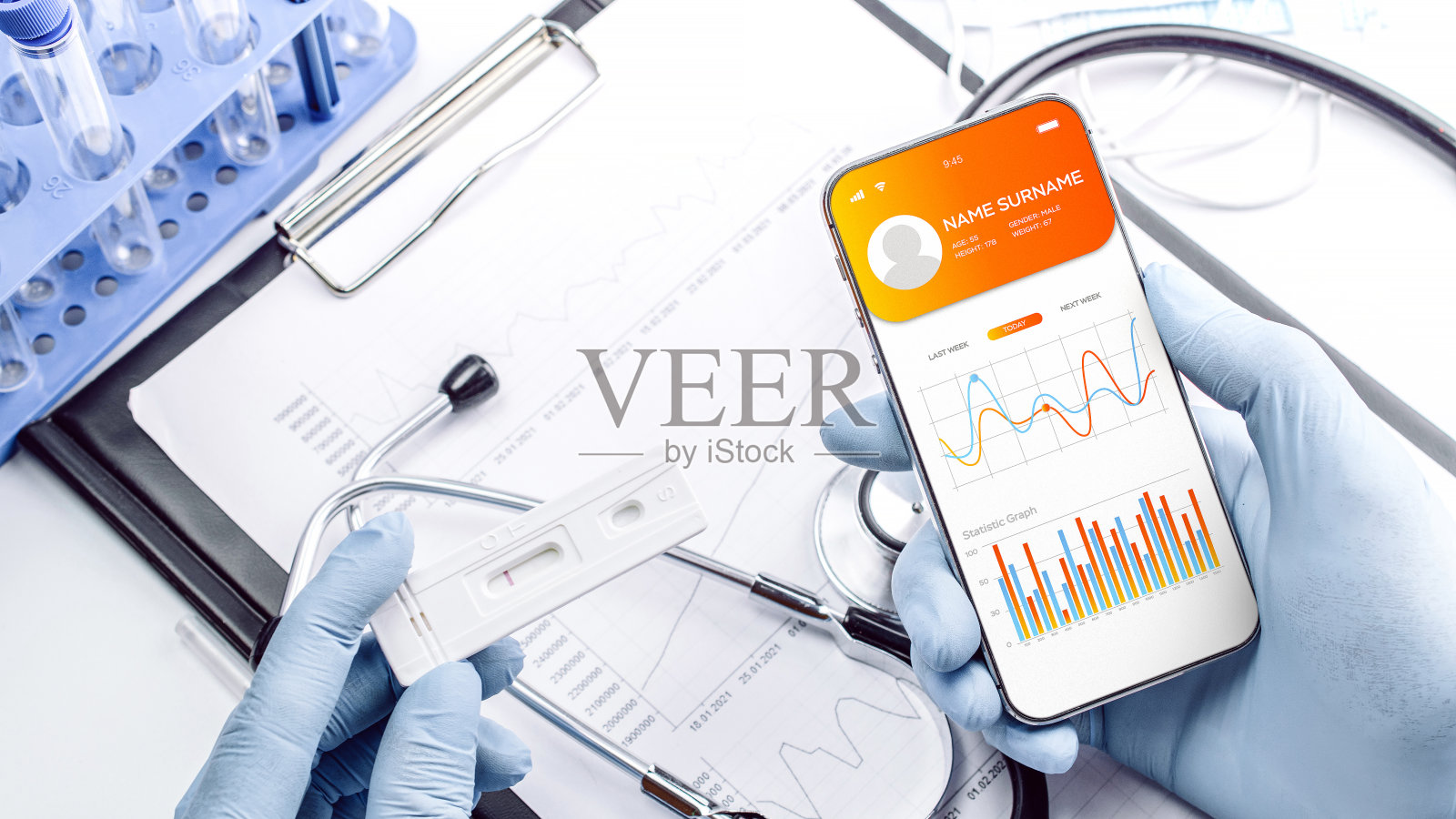 健康应用医疗技术。医生使用智能手机。数字智能手机屏幕上的在线医疗应用程序。移动医疗，在线医生。照片摄影图片