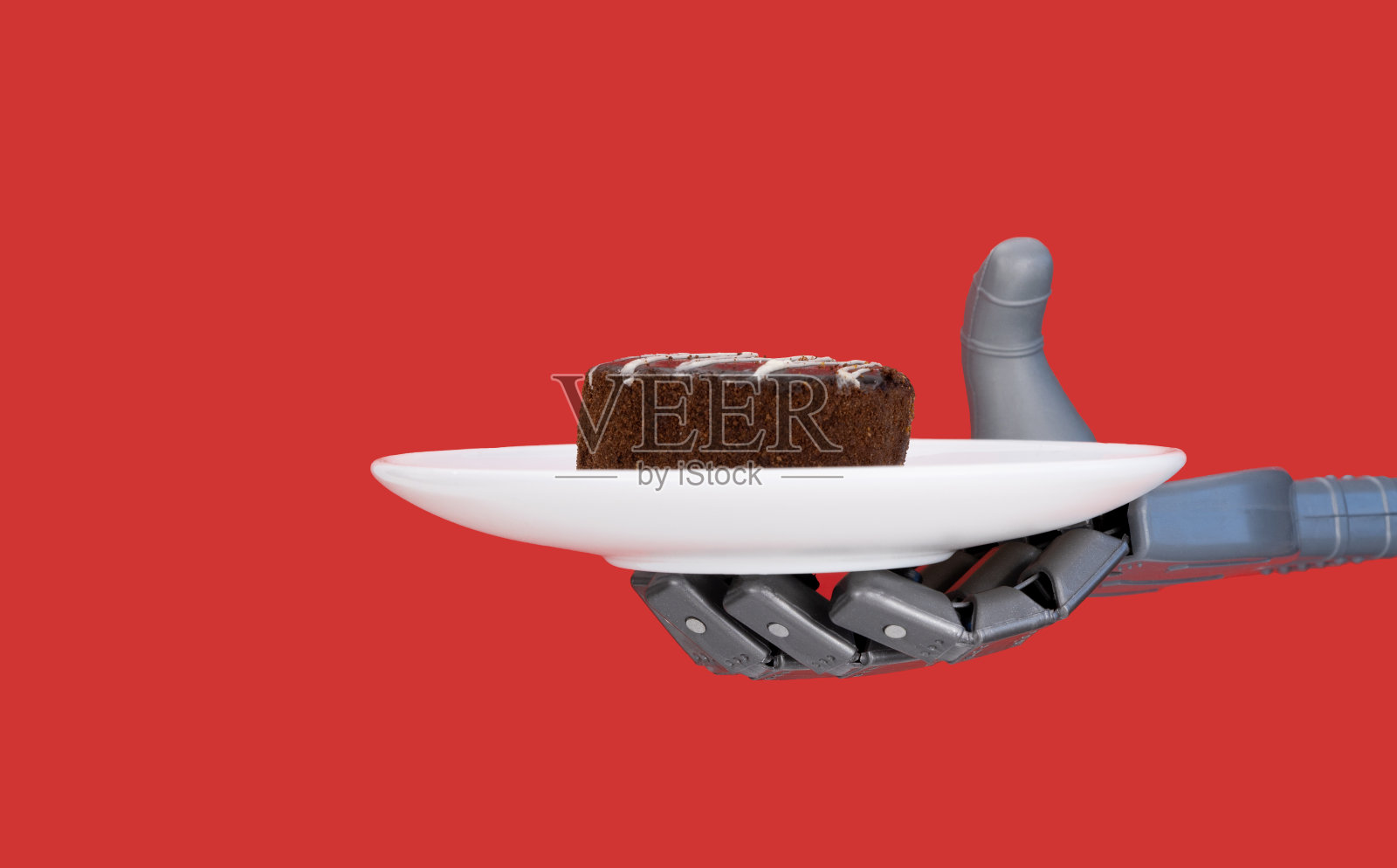 机器人用盘子上菜。餐厅和咖啡馆的非接触式服务技术。食品行业的人工智能。照片摄影图片