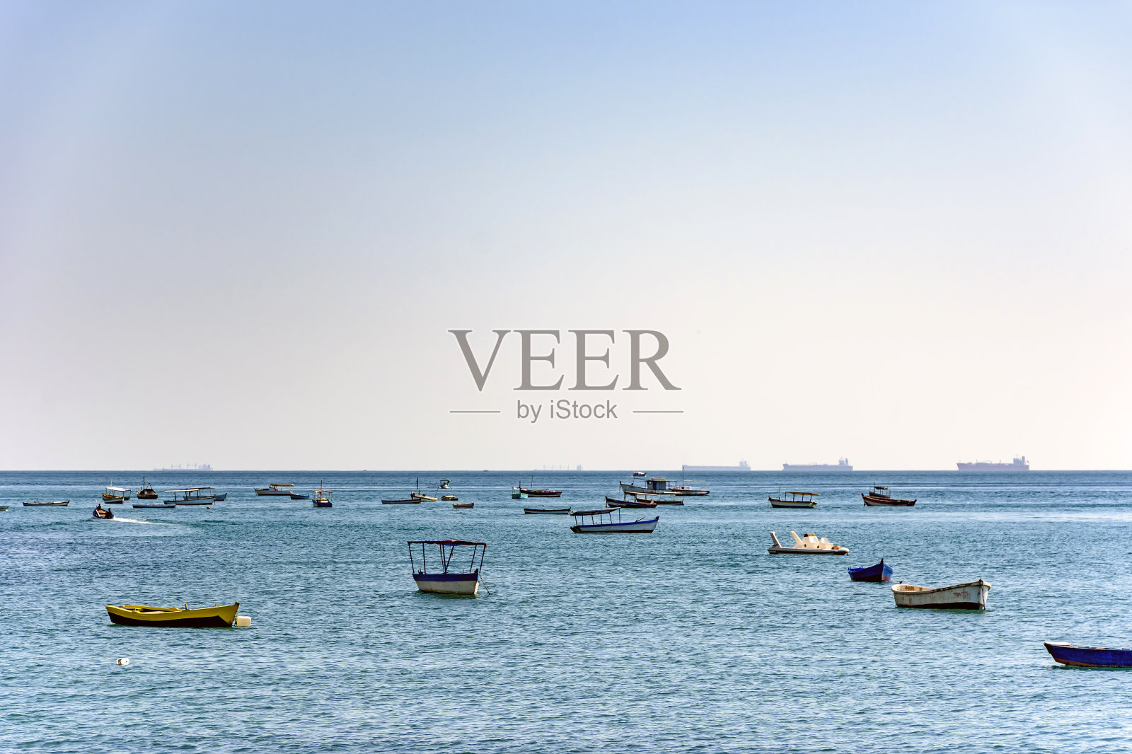 晚上在萨尔瓦多巴伊亚的托多斯桑托斯湾在一个阳光明媚的夏日照片摄影图片