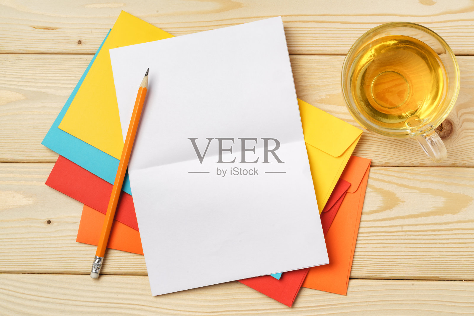 木桌上摆着装有茶杯的信封照片摄影图片