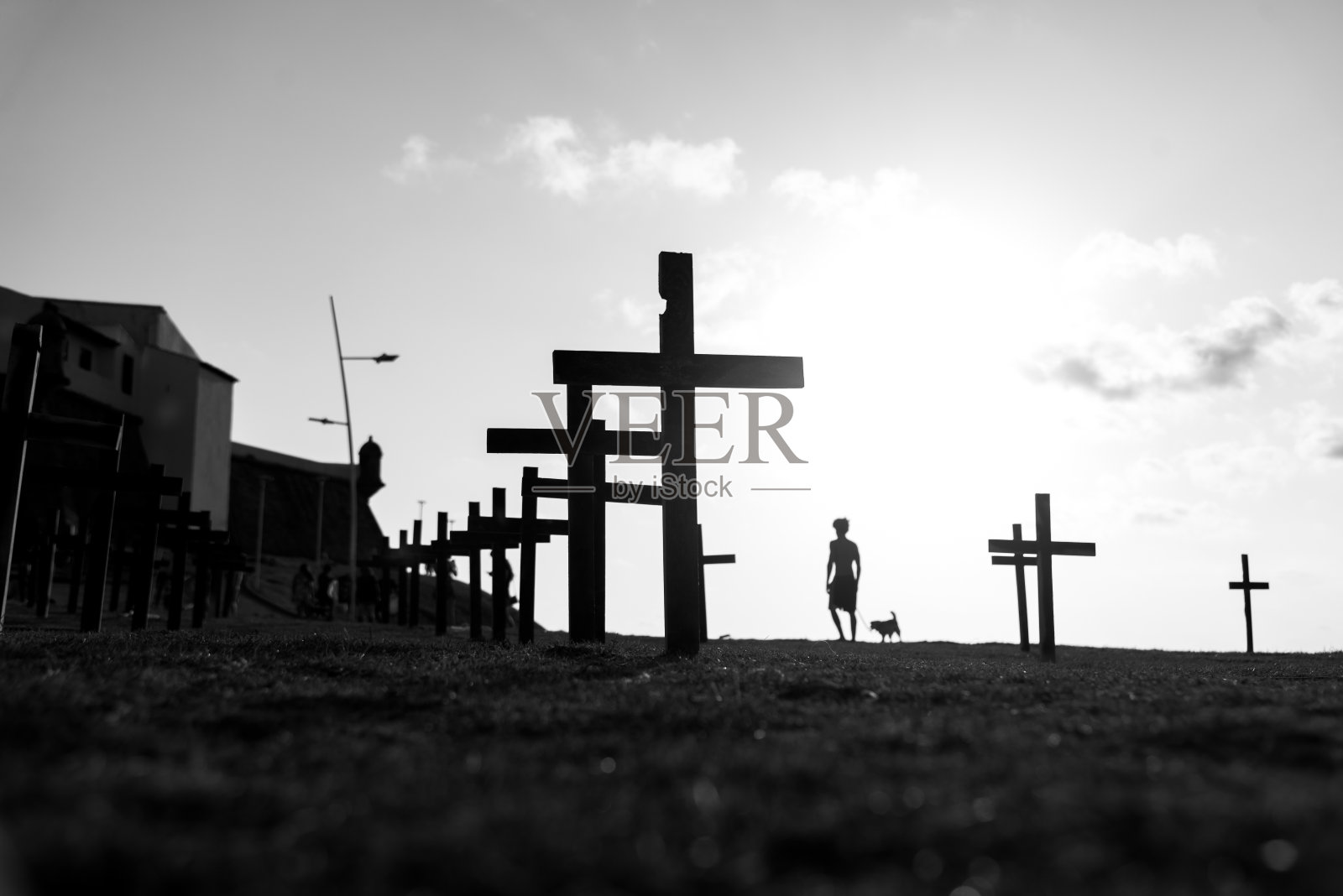 为纪念死于新冠肺炎的人们，人们将十字架固定在地上照片摄影图片