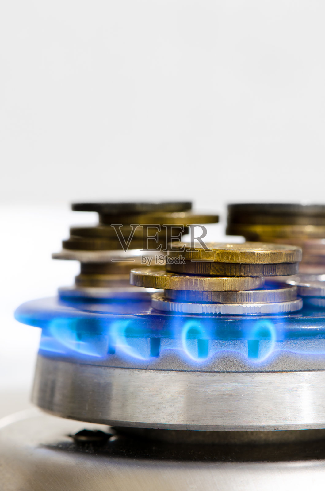 钱就在一个点着的煤气炉上。昂贵天然气的概念。复制cpace照片摄影图片