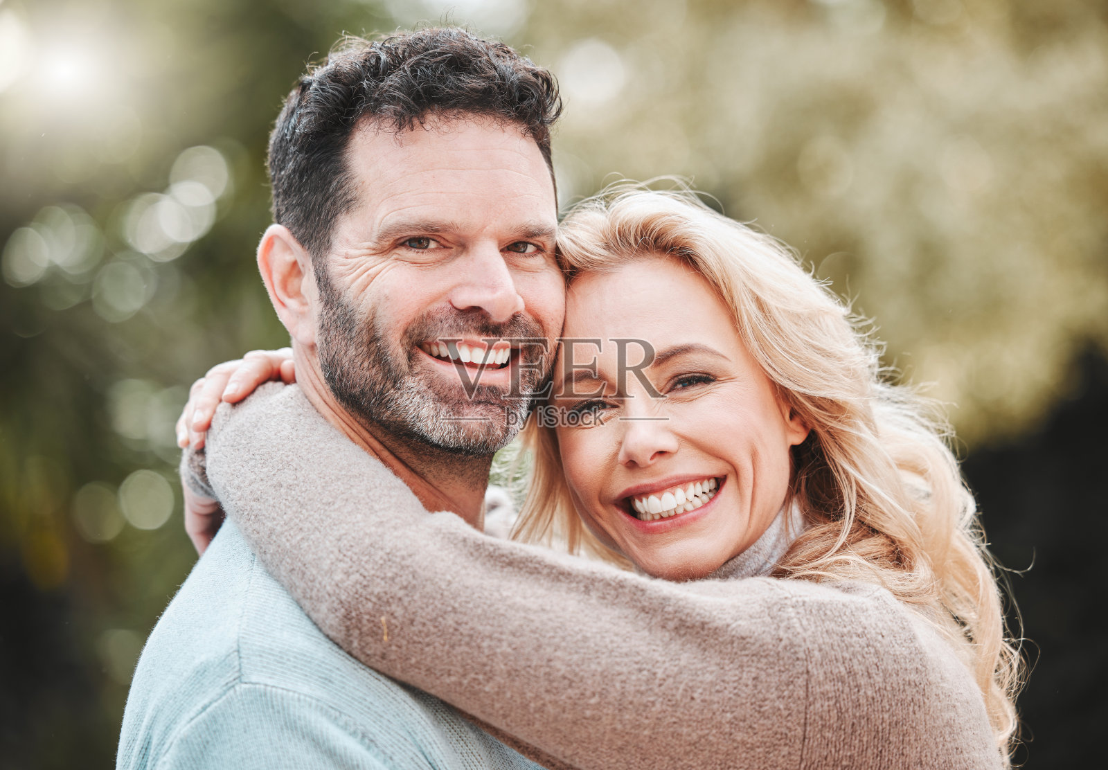 拍摄的是一对深情的成熟夫妇站在外面照片摄影图片