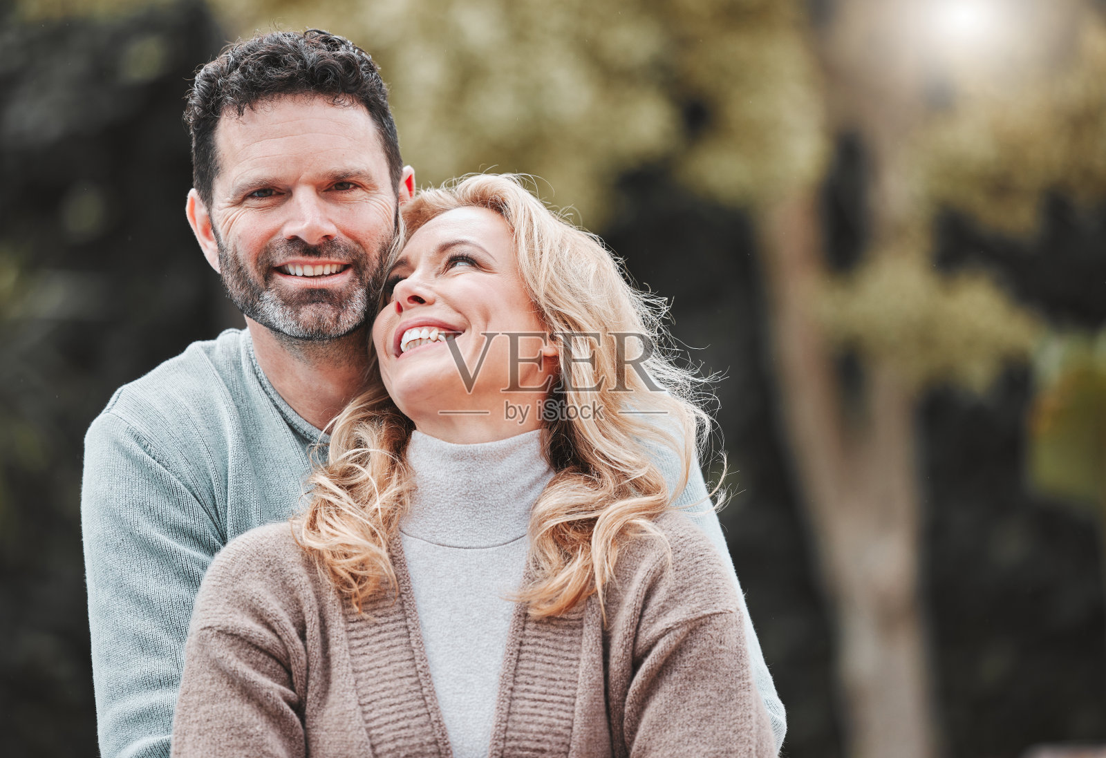拍摄的是一对深情的成熟夫妇站在外面照片摄影图片