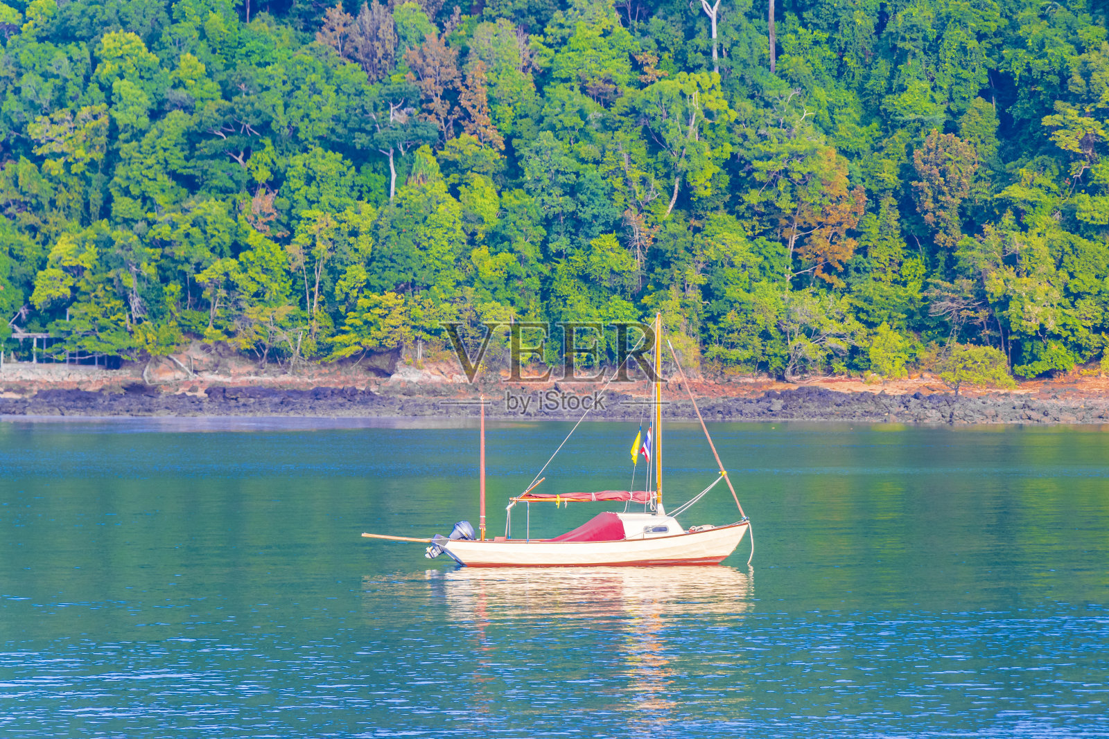 在泰国帕亚姆岛的奥考桂海滩游船。照片摄影图片