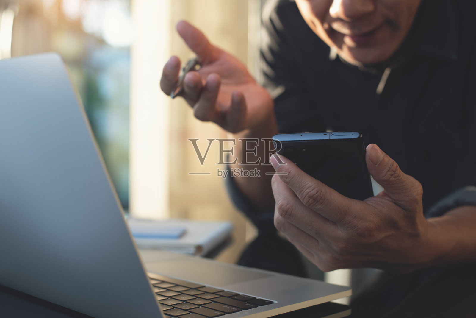 商务人士在家庭办公室在线工作期间使用在线会议应用程序视频会议照片摄影图片