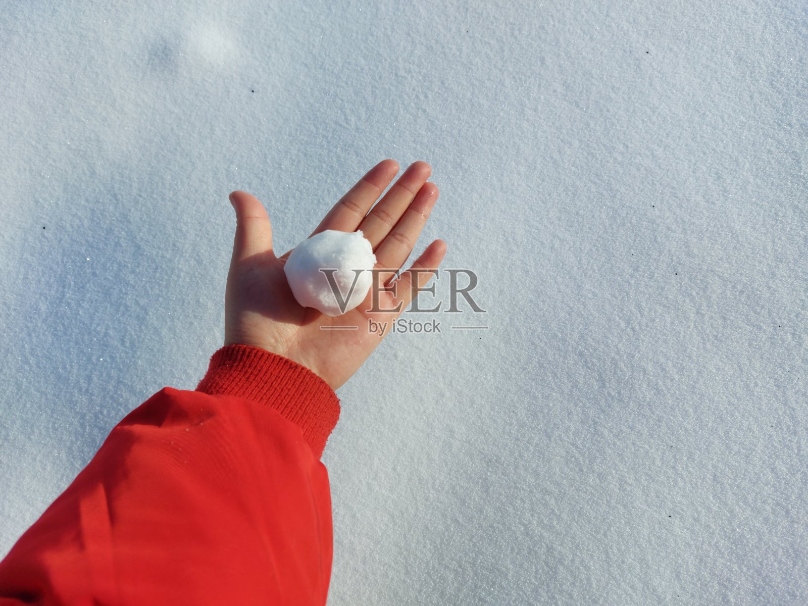 赤手捧雪球的女人照片摄影图片