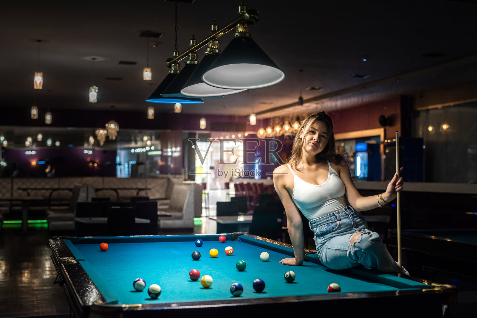 快乐的白种人女人穿着休闲布玩台球照片摄影图片