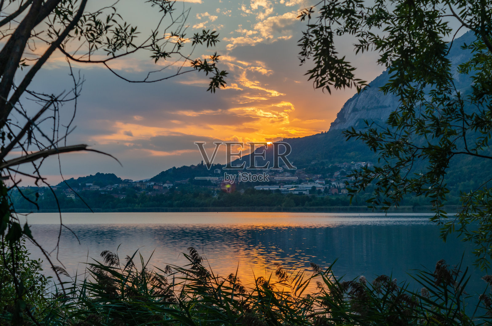 湖上的夕阳照片摄影图片