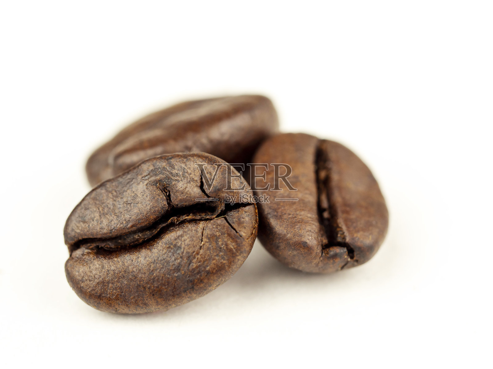 咖啡豆是罗布斯塔咖啡。在白色的背景上。罗布斯塔咖啡因其高咖啡因含量、低糖含量和低酸度而备受赞誉。有选择性的重点。照片摄影图片