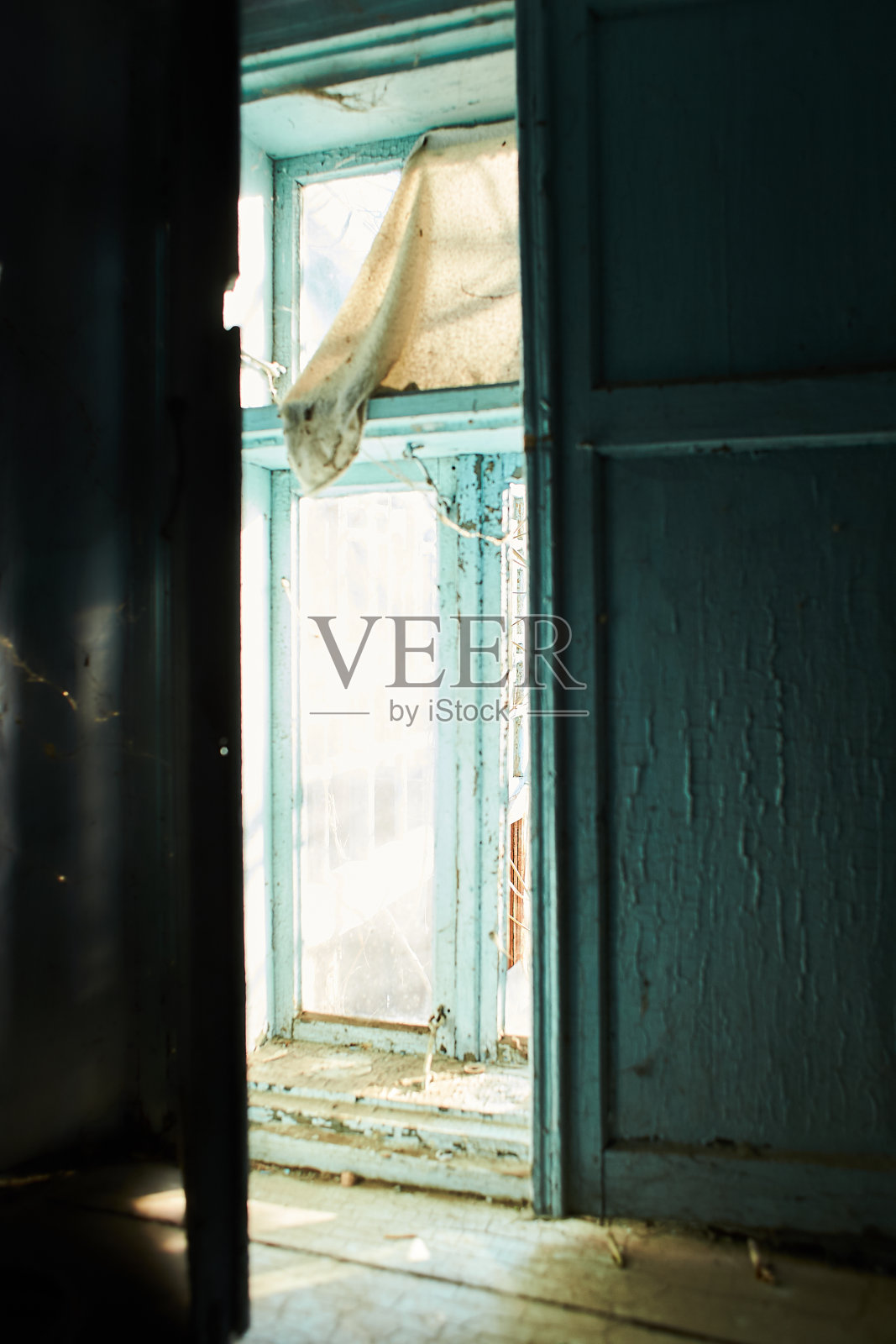 自然背景下的乡村废弃老房子。摩尔多瓦古老的传统住宅。照片摄影图片