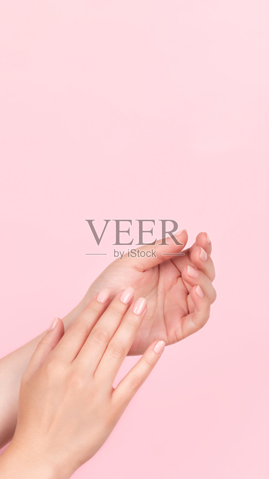 有裸指甲的女性手照片摄影图片