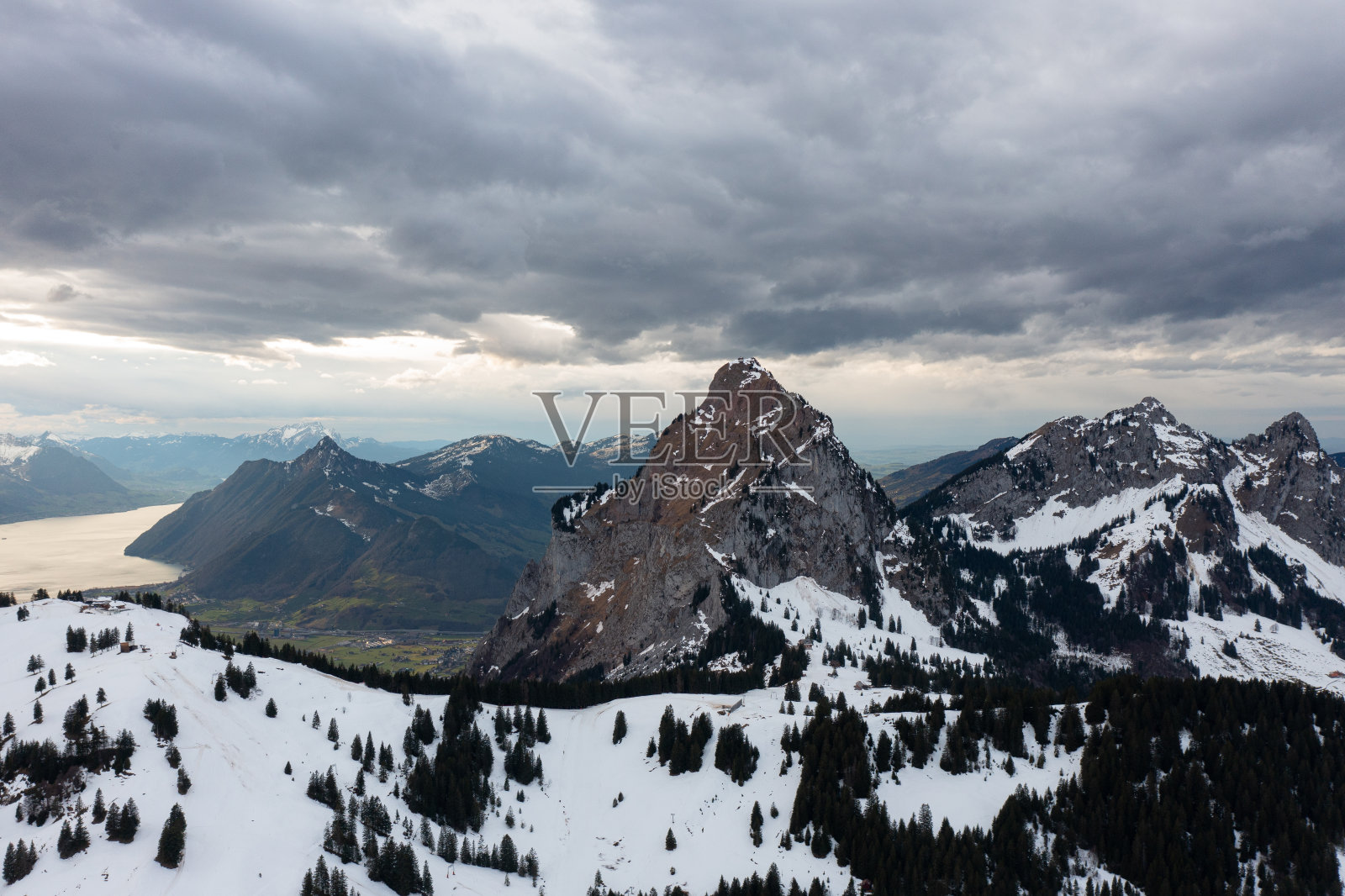 瑞士阿尔卑斯山的美丽风景。在施维茨州，一架无人机在令人惊叹的风景上飞行，真是太棒了。一个叫做神话地区的史诗般的景象。照片摄影图片