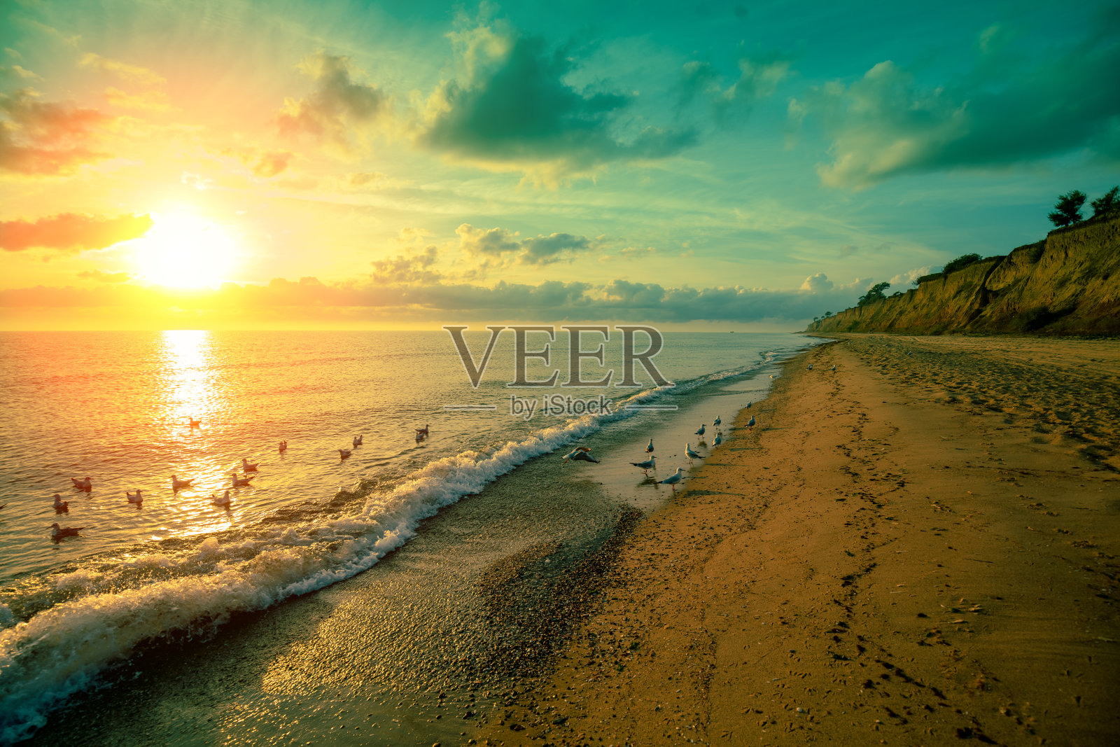 清晨的海景，日出的海面照片摄影图片