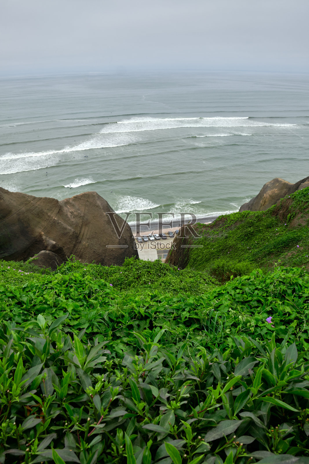 垂直海浪海景。利马,秘鲁。照片摄影图片