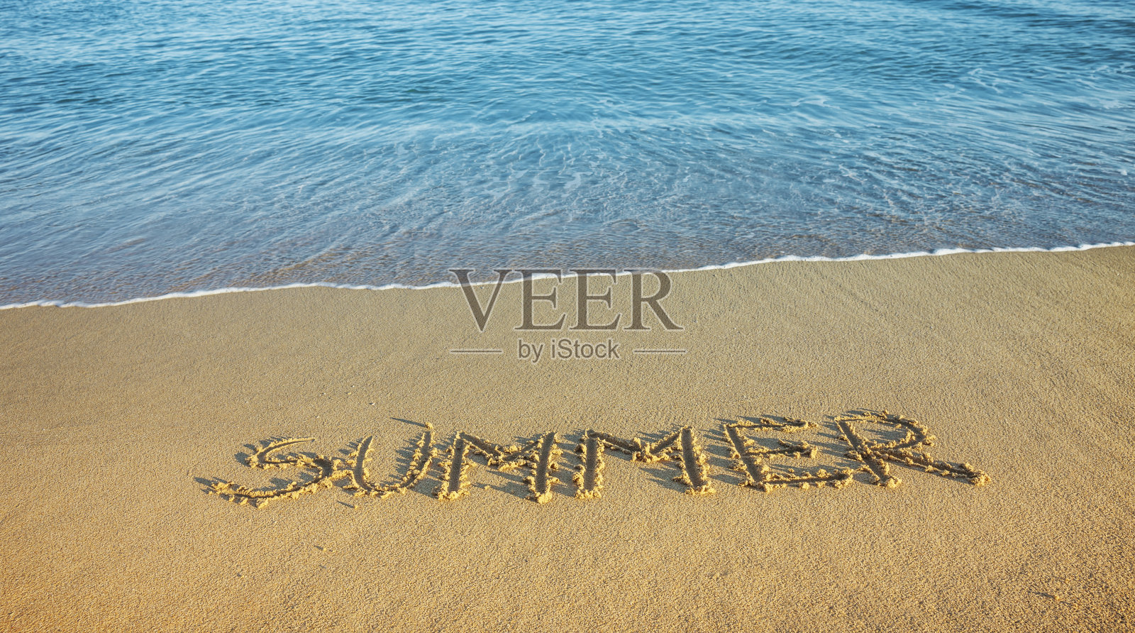 保加利亚金沙滩上的“夏天”字样照片摄影图片