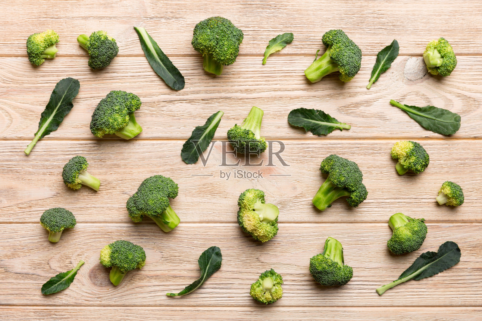 绿色新鲜的花椰菜背景接近彩色的桌子。蔬菜的饮食和健康饮食。有机食品照片摄影图片