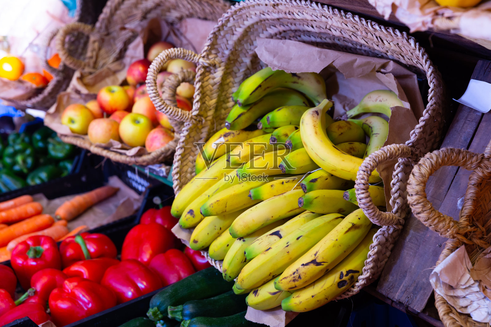 市场柜台上的篮子里成熟的甜点香蕉照片摄影图片