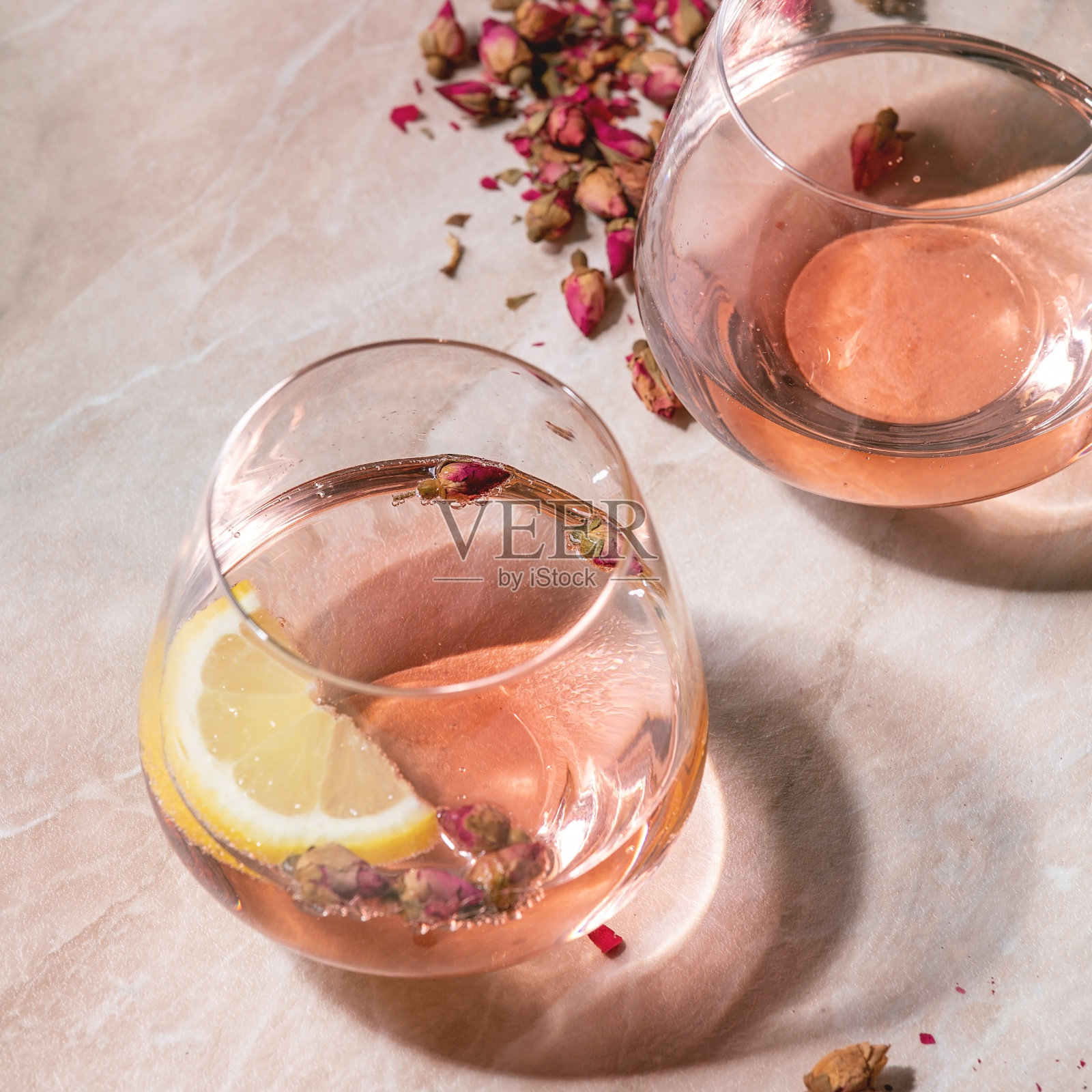 粉红玫瑰香槟、苹果酒或柠檬水鸡尾酒照片摄影图片