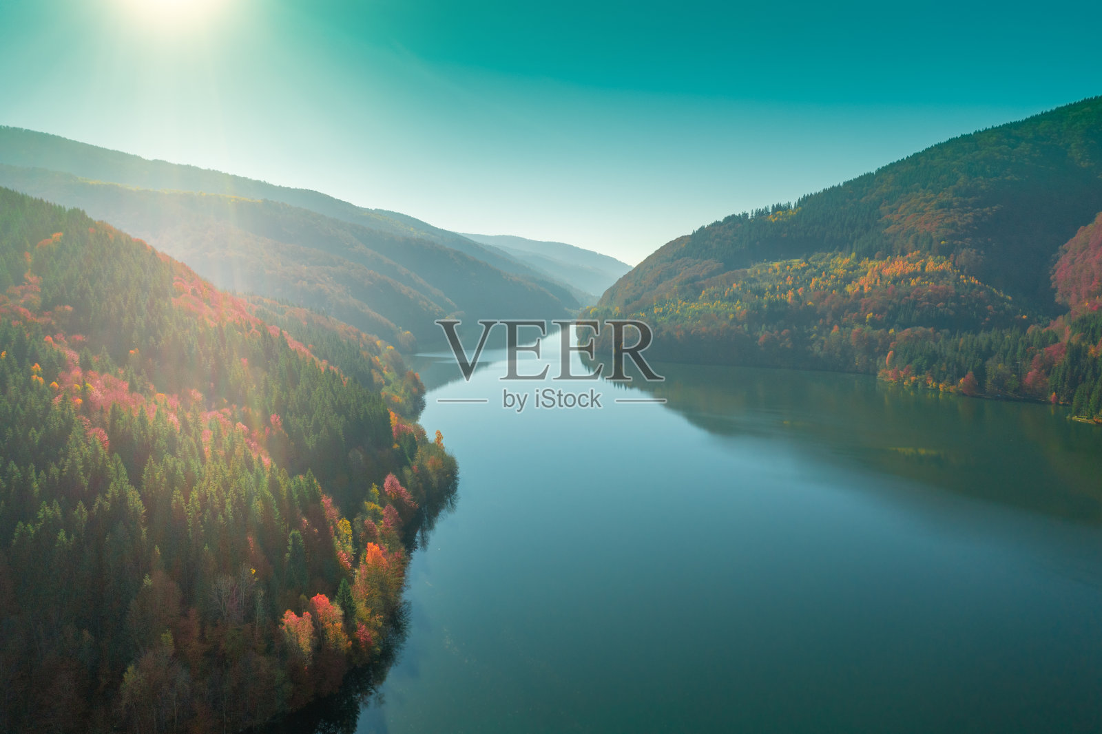 从上面俯瞰美丽的山景和秋天的湖泊照片摄影图片