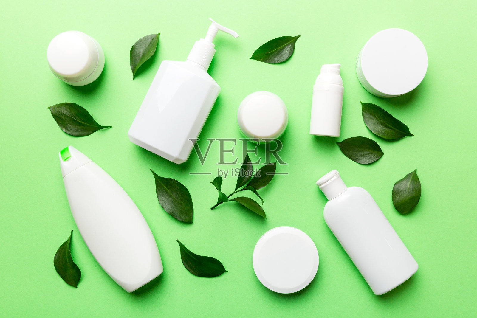 绿色背景的有机化妆品。平躺照片摄影图片
