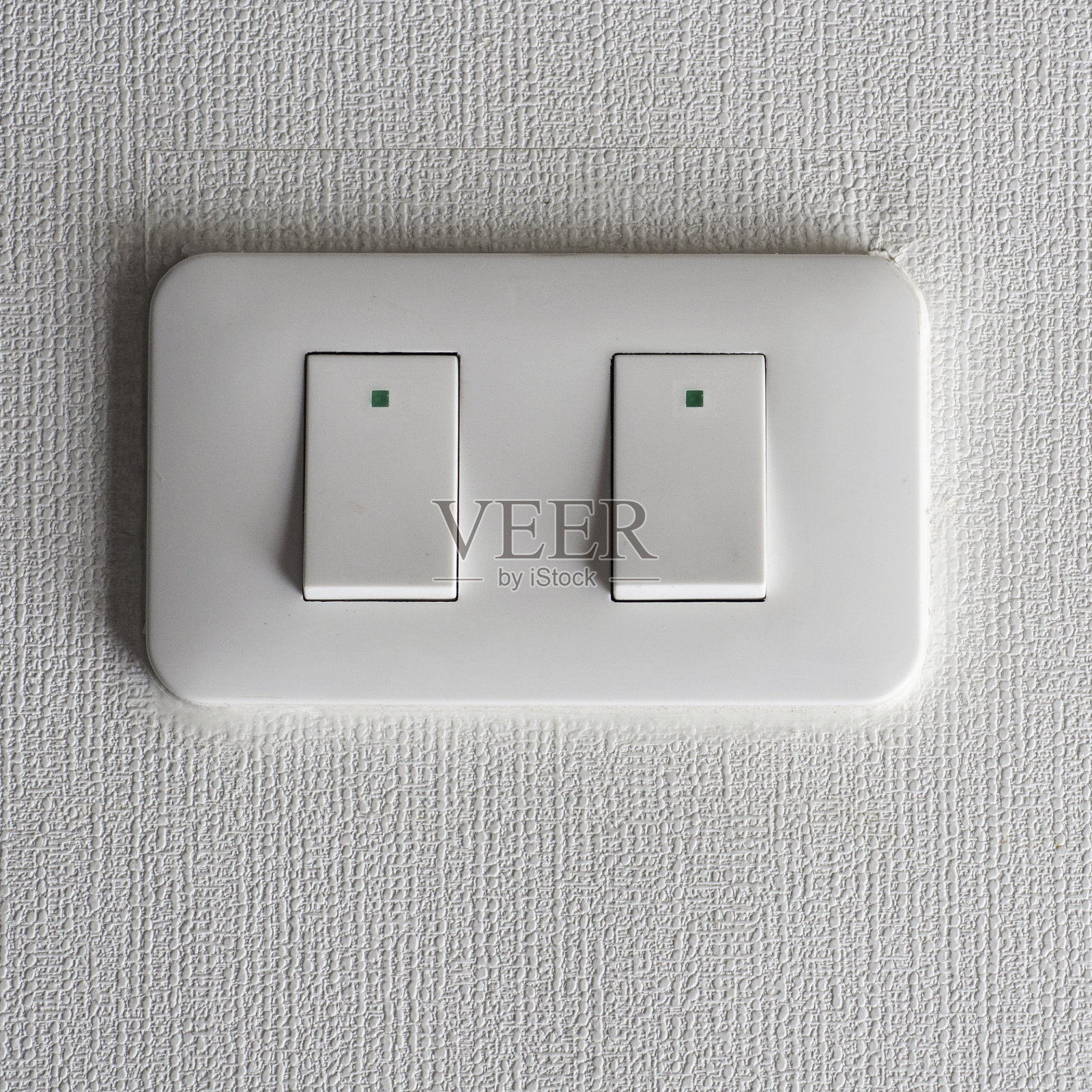 电气开关打开，技术在室内。照片摄影图片